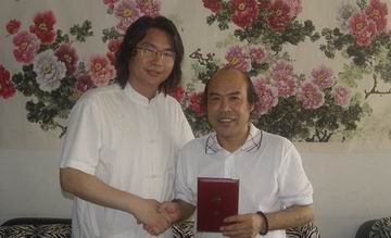 1、南京静海画院院长刘会德先生向著名牡丹画家罗玉祥先生颁发静海画院名誉院长证书.JPG