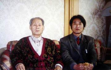 1、与著名画家亚明先生在一起.JPG