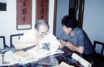 2、与著名画家程十发先生在一起.JPG