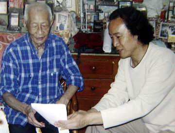 徐利明社长帮助石学鸿先生整理《石云孙印存》印稿.JPG
