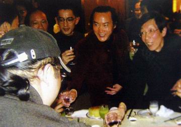 徐利明社长（中）、副社长王光明等向社员代表敬酒.JPG