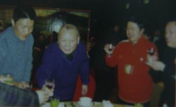 尉天池主席向来宾敬酒.JPG