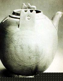 五代青瓷鹦鹉纹提梁壶.jpg