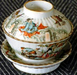 清粉彩瓷人物盖茶碗、托.jpg