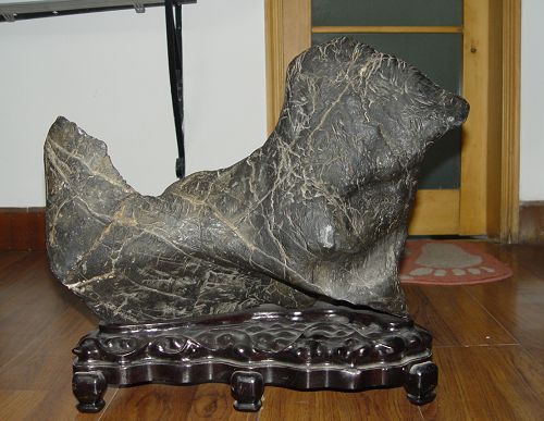 灵壁石摆件：“小狗”（反面）高38CM、长55CM.JPG