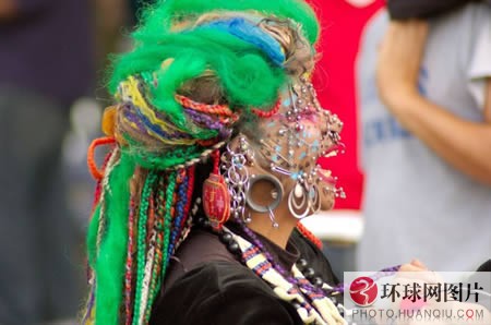 8.雅玲·戴维森：世界上穿孔最多的女人.jpg
