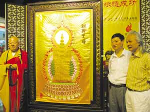 云锦“阿育王塔”金光灿灿.jpg