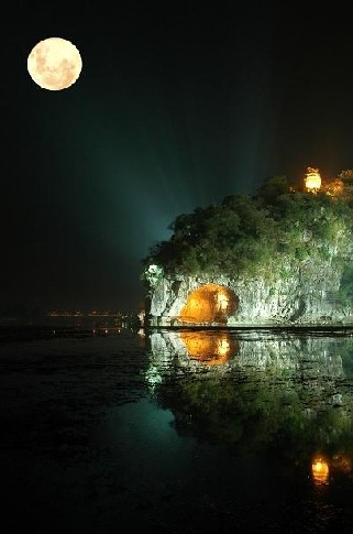 桂林月夜漓江驾小船.jpg