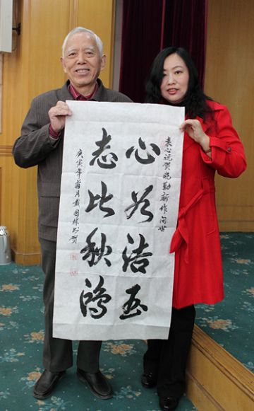 作者接收字画捐赠.jpg