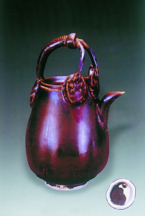 　宋代定窑酱釉提梁壶（右下为底面）.jpg
