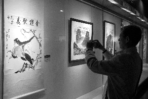 陈大羽百年艺术展吸引了很多市民.jpg