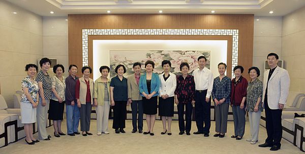 厅领导与护理界老同志合影.jpg