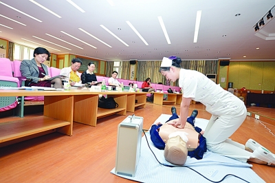 比赛现场，参赛护士在为假人模型做心肺复苏。.jpg