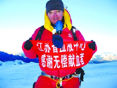 顾坚登顶珠峰时的情景.jpg