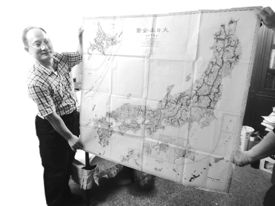 郑海麟向记者展示《大日本全图》.jpg