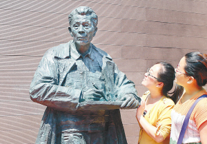 吴冠中铜像.jpg