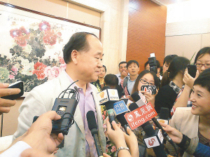 　莫言昨在山东高密接受媒体采访.jpg