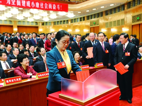 11月14日，十八大代表孙晓云正在投票选举中央委员、候补中央委员和中央纪委委员.jpg