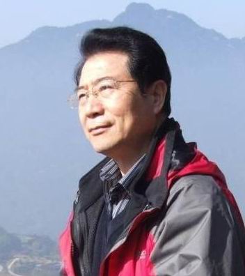 画家李正刚在写生途中留影1.jpg
